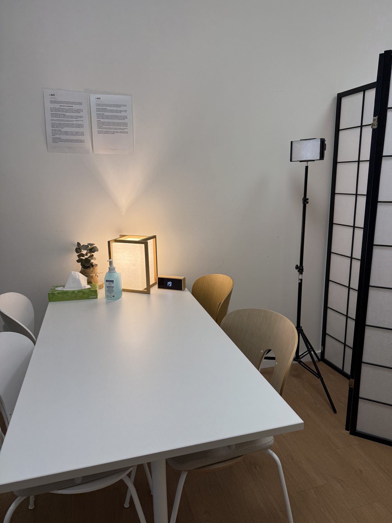 La table de consultation, la lampe et les chaises du cabinet