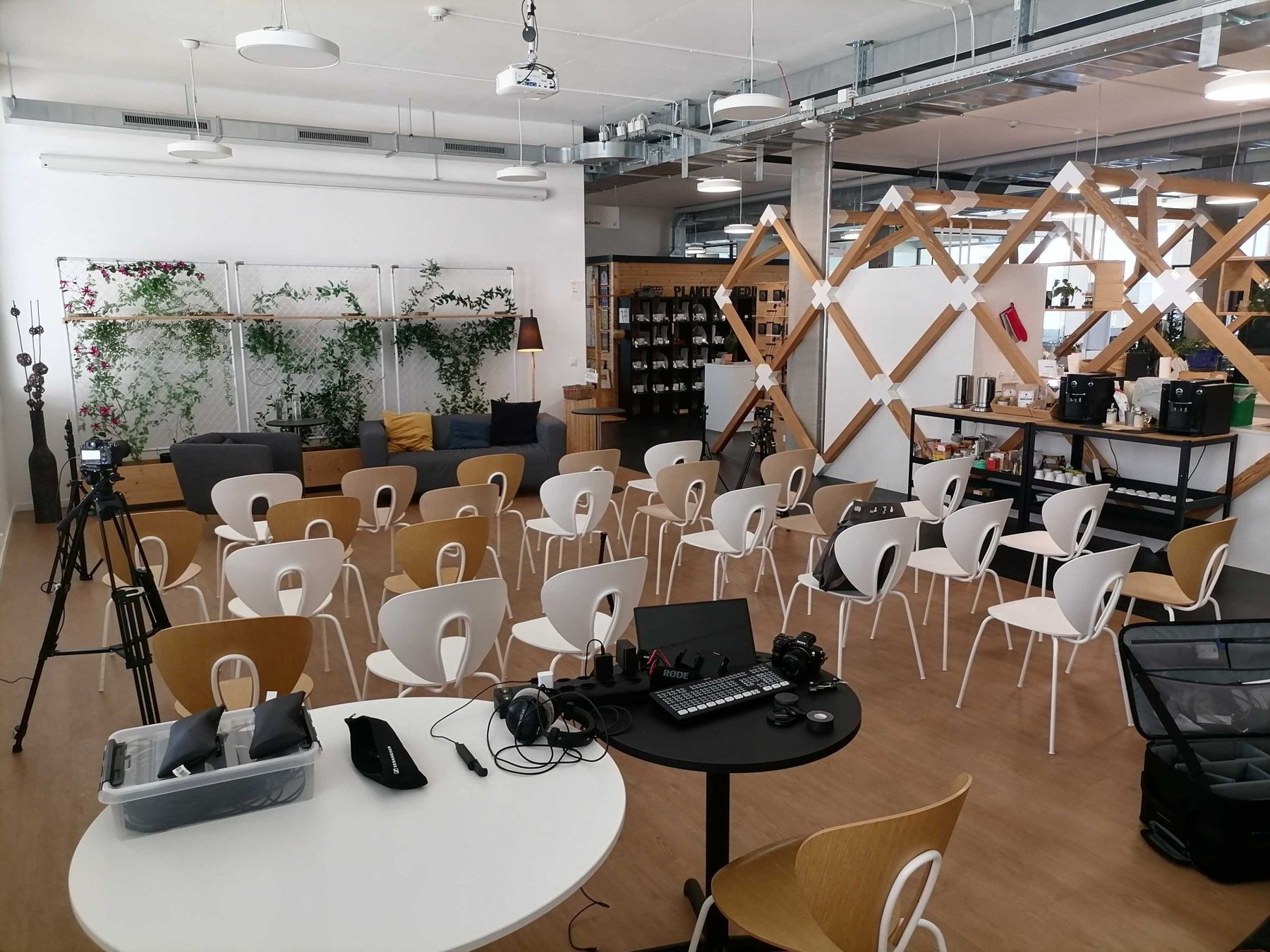 L'open space avec rangées de chaises et la structure en bois